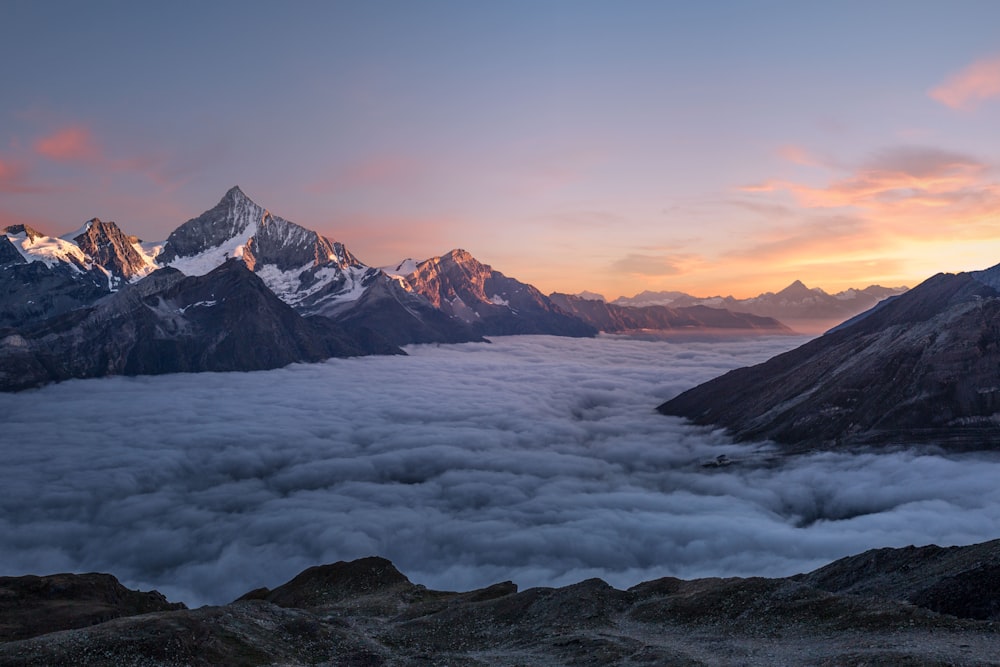 Vue sur les montagnes enneigées